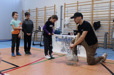 Pokaz fizyczny grupy „Zaelektryzowani”