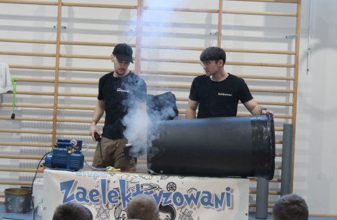 Pokaz fizyczny grupy „Zaelektryzowani”