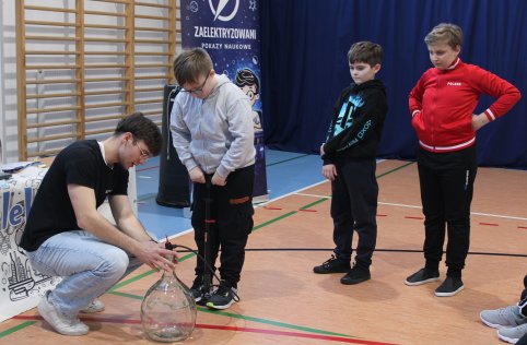 Pokaz fizyczny grupy „Zaelektryzowani”